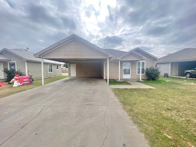 Primary Photo - 3 bed 1.5 bath now available.