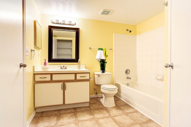 Building Photo - 4105 Tropical Isle Blvd