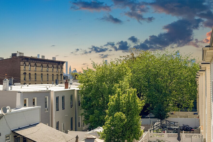 Building Photo - 726 23rd St