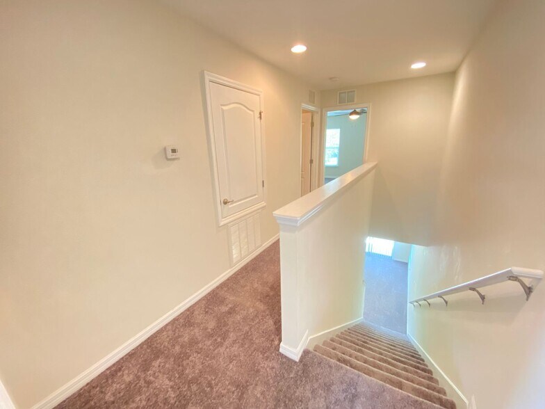 Building Photo - Beauiful Townhome in Tuscany Place. This i...