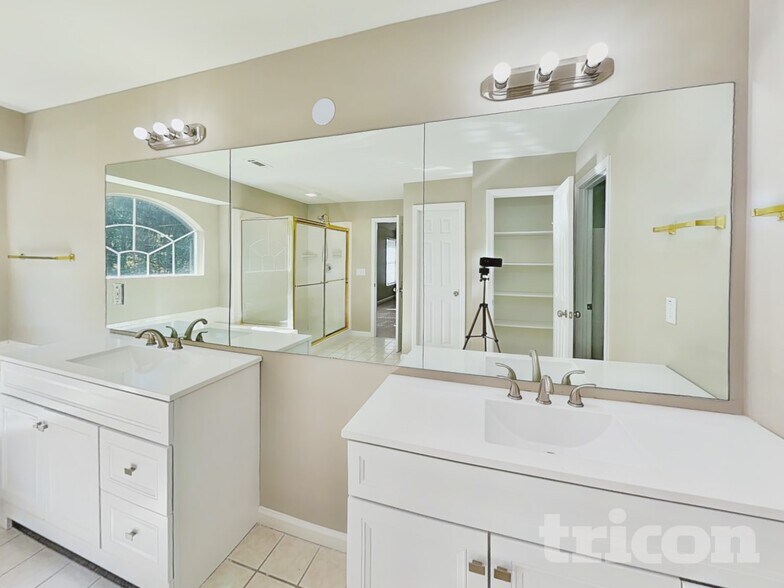 Building Photo - 112 Falling Waters Dr