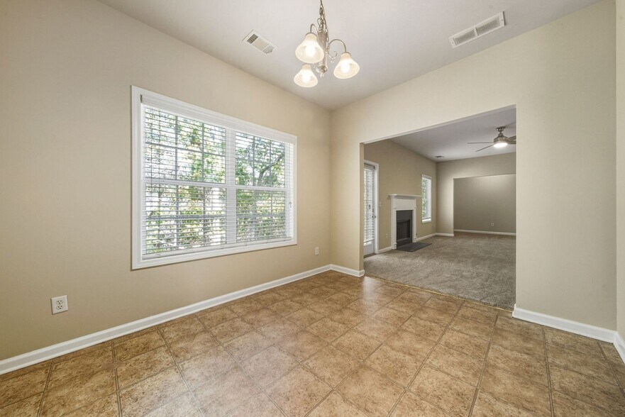 Building Photo - 4750 Ferncrest Pl