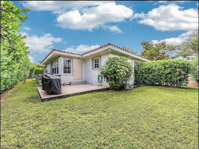 Building Photo - 5322 Orduna Dr