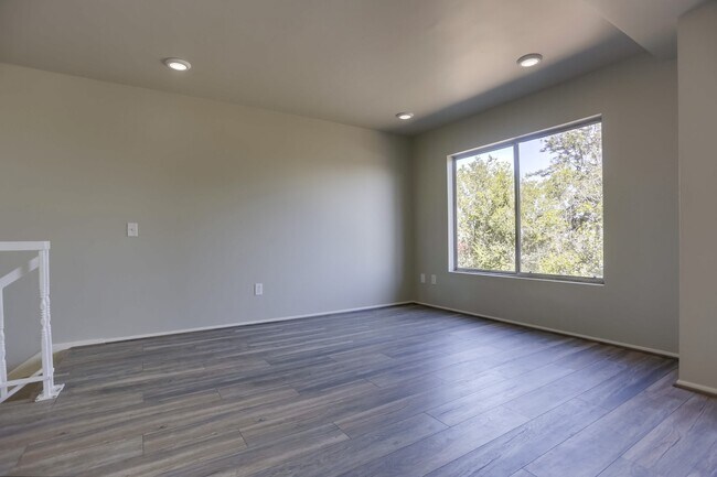 Building Photo - 2 Bedroom Oceanside Condo, with Private Ya...