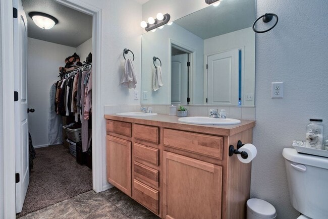 Building Photo - 3 Bedroom 2 1/2 Bath Split Level in Johnstown