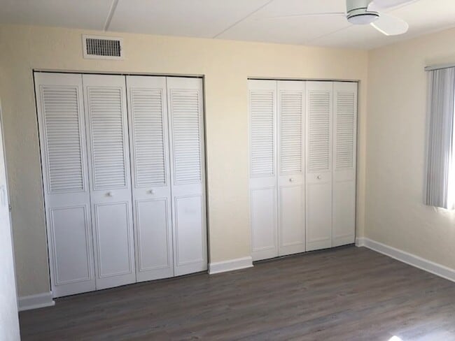 Building Photo - 2 bedroom 2 bath Direct river front.