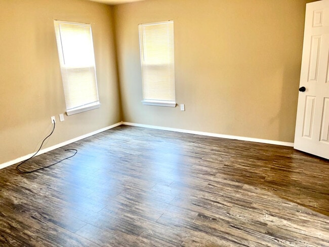 Building Photo - 2613 Globe Ave