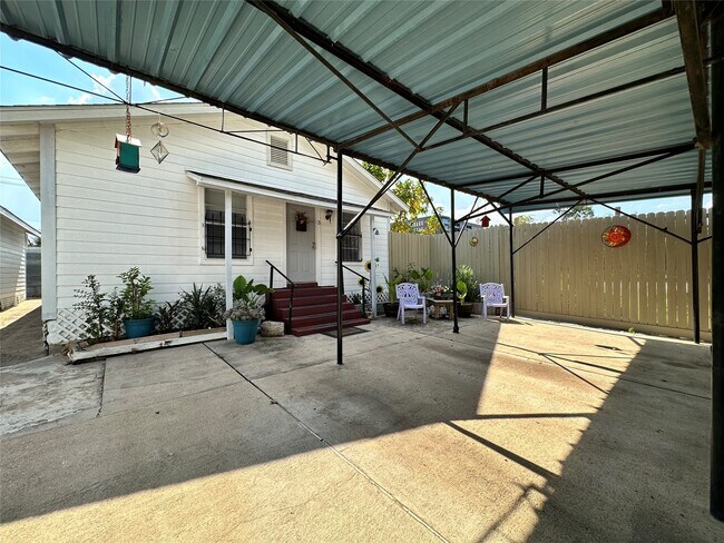 Building Photo - 305 N Live Oak St
