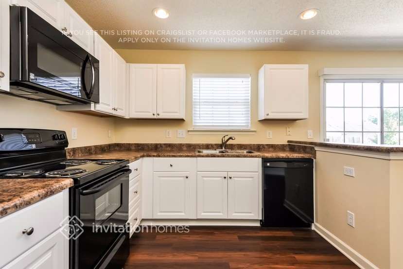 Building Photo - 8020 Bright Oak Trail