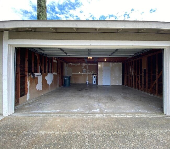 2 car garage - 2821 Pepper Oaks Dr