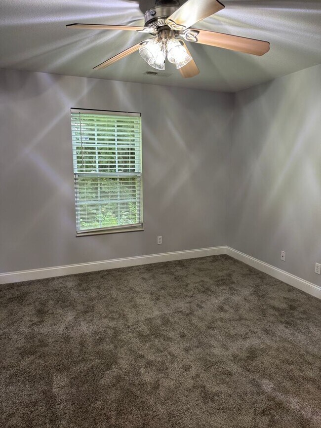 Building Photo - Maryville 37804 - 4-Bedroom, 2-Bath, 2-Story Condo - Contact Faye Hudson 865-789-3204