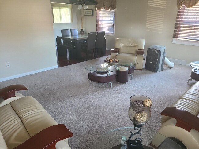 living and dining area - 21 Montrose Ln