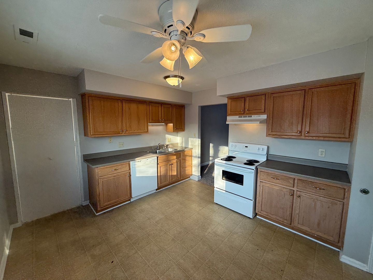 Building Photo - 6915 Salge Dr