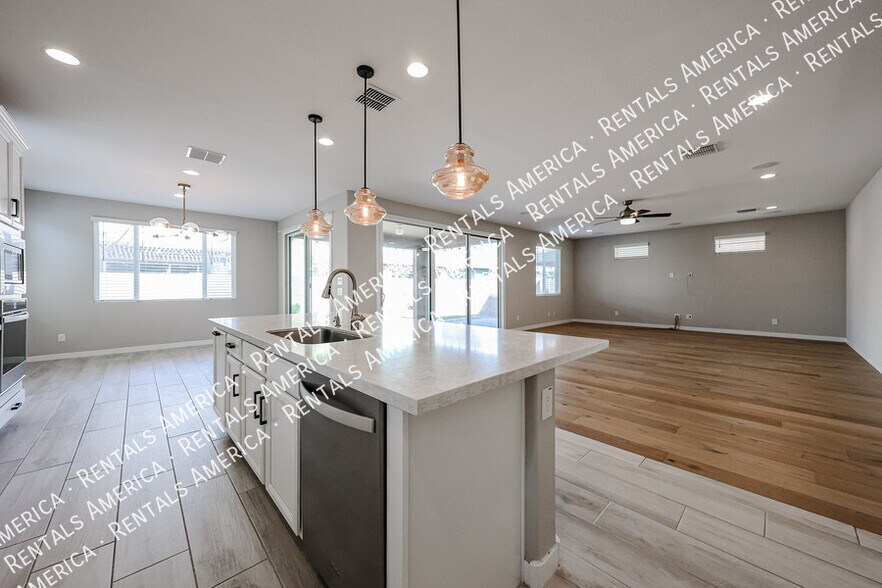 Building Photo - 1726 W Jeanine Dr