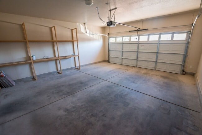 Building Photo - Charming 4 Bedroom, 3 Bath Home, with 2 Ca...