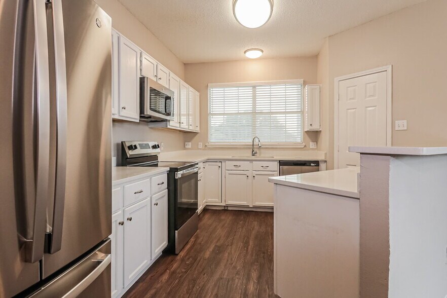 Building Photo - 2840 Helen Ln