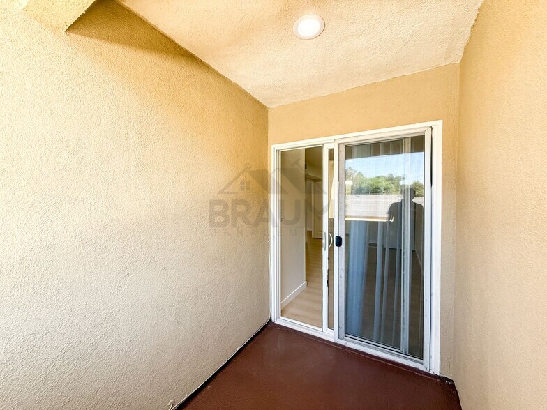 Building Photo - 7323 Winnetka Ave