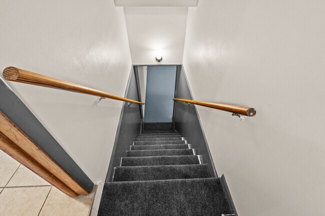 Building Photo - 5525 Sunnyside Dr