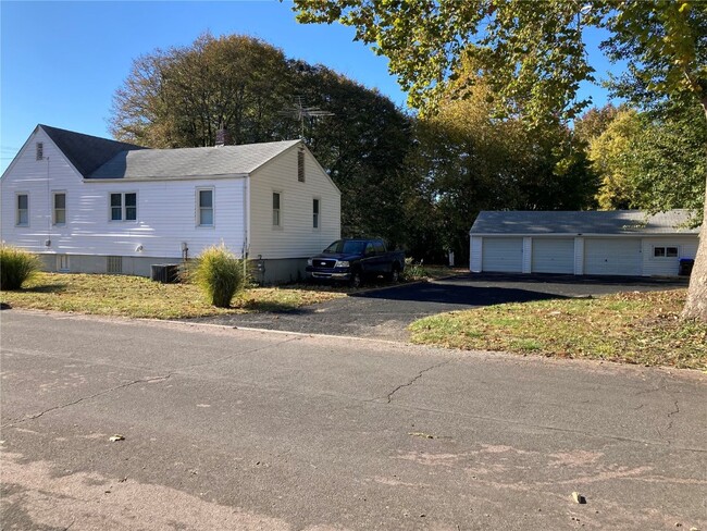 Primary Photo - 915 Lindsay Ln