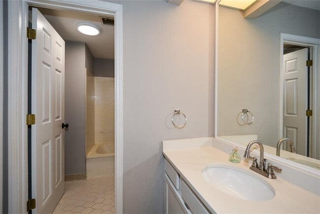 Building Photo - 607 Lismore SE