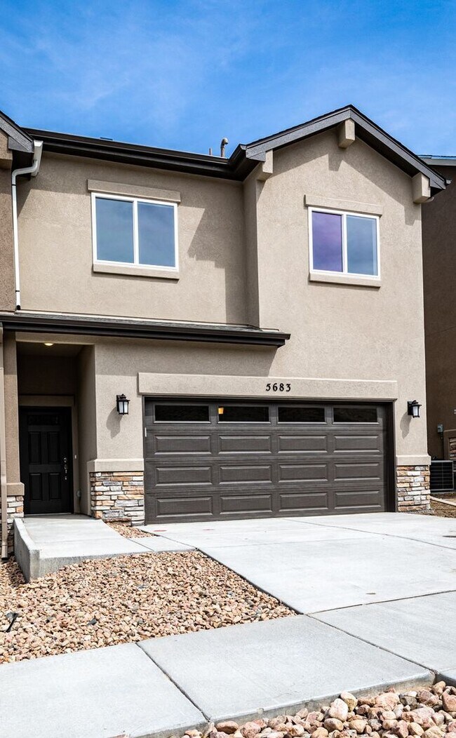 Building Photo - Mt. Shadows End Unit 3 Bed Luxury Townhome