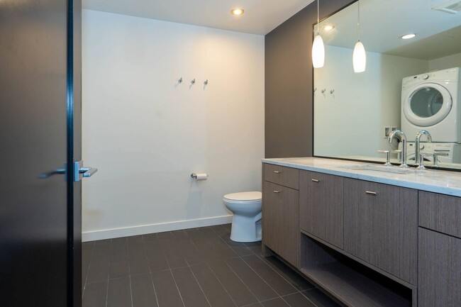 Building Photo - 1 bedroom, 3/4 bathroom luxury condo with ...