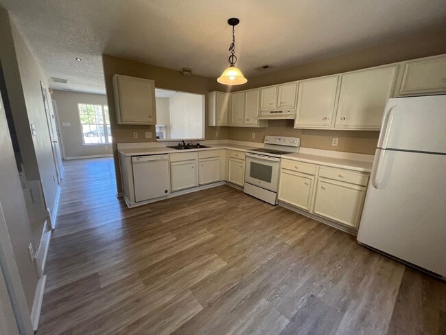 Building Photo - Beautiful 2 bedroom 2.5 bath town house located off Piney Green Road