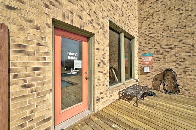 Building Photo - 8888 Tallwood Dr