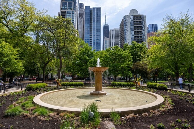 Building Photo - 1140 N La Salle Dr