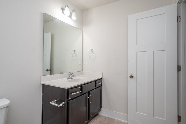 Building Photo - Modern 3BR/2.5BA Townhome with Main-Level Suite and Loft, located in prime Taylors Location! $210...