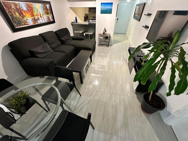 Building Photo - 102 SW 6th Ave