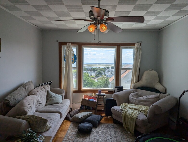 Building Photo - 85 Gladstone St