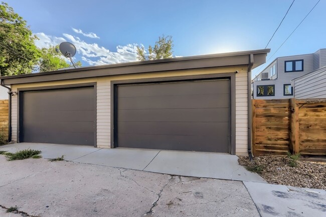 Building Photo - Modern 4-Bedroom Home with Designer Finish...