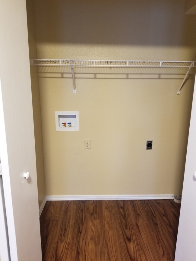 Building Photo - Townhome with a fireplace