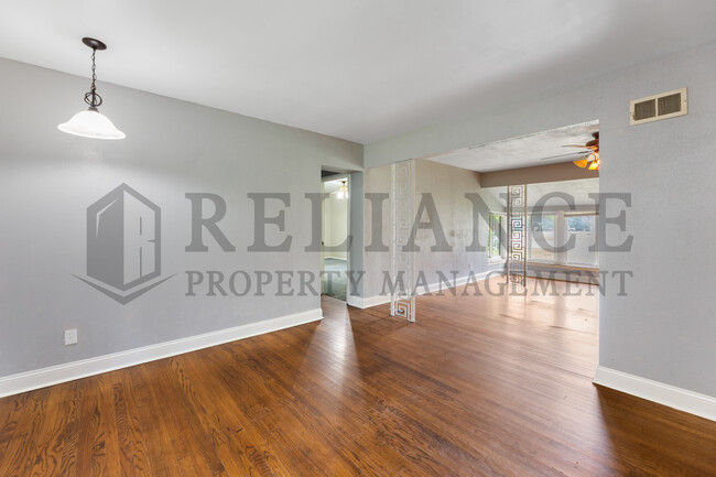 Building Photo - 9306 W Maple St