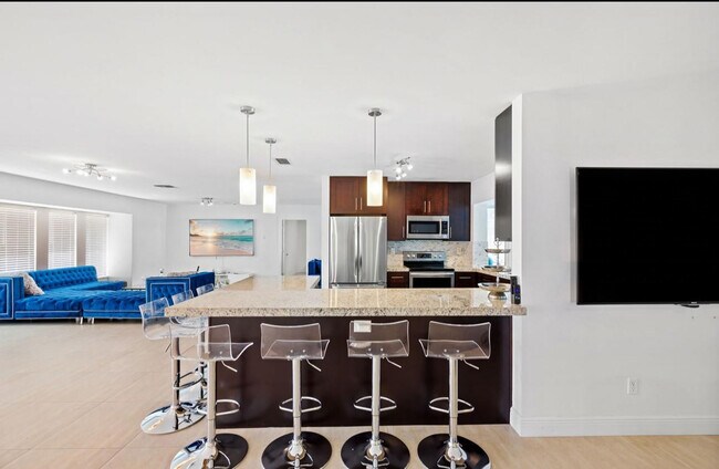 Building Photo - 5921 SW 17th Ct