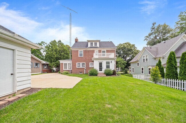 Building Photo - 1105 Barnes St