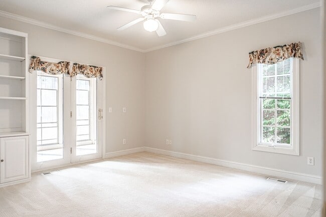 Building Photo - 24 Strathaven Dr