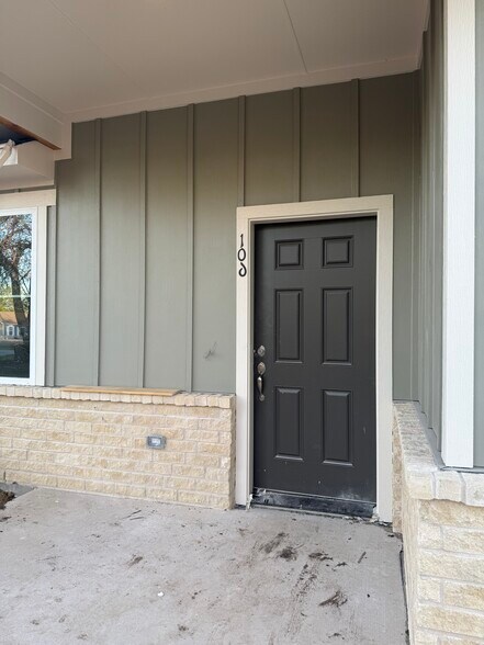 Building Photo - 106 Kirkland St