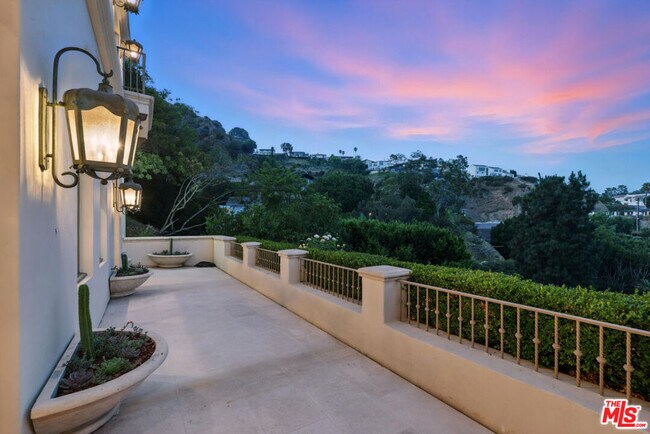 Building Photo - 1675 Woods Dr