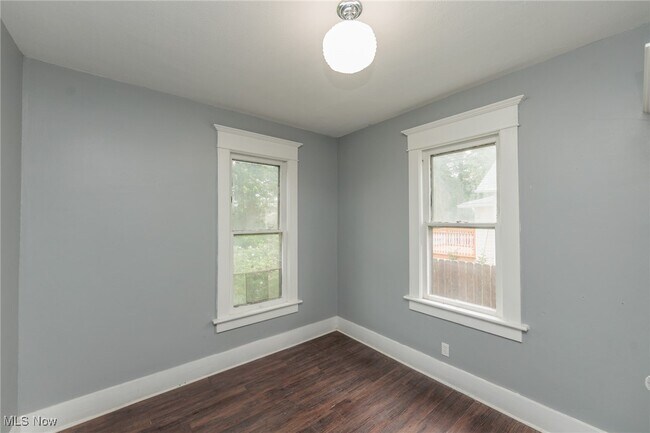 Building Photo - 1226 W Erie Ave