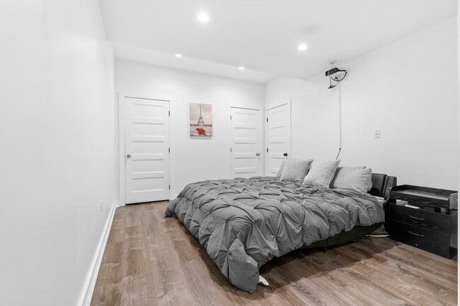 Building Photo - 4 Bedroom / 3 Bathroom Modern Contemporary...