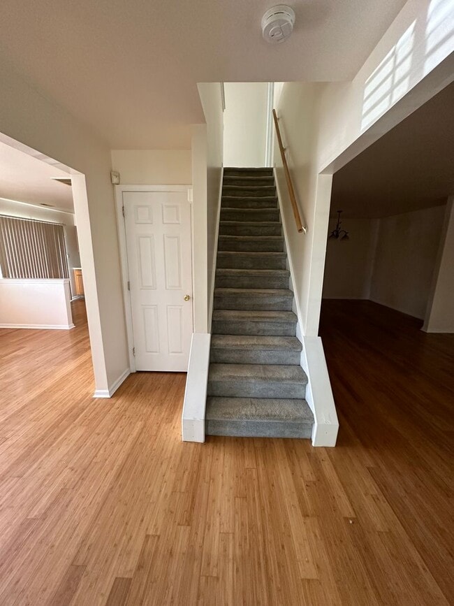 Building Photo - 3 bedroom in Essex Place