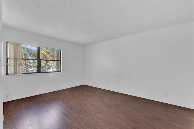 Building Photo - 230 Lakeview Dr