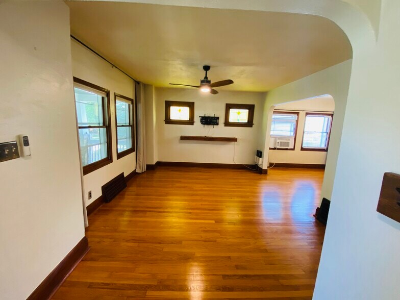 Building Photo - 625 S 60th St
