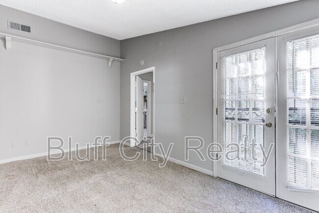 Building Photo - 819 Watson St