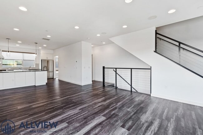 Building Photo - Beautiful three story live/work townhome i...