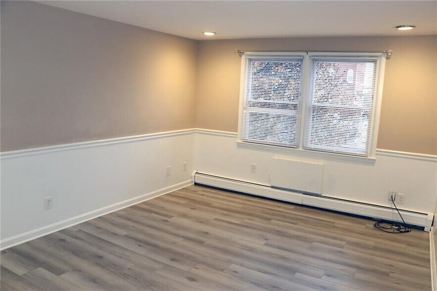 Building Photo - 50 Carnation St