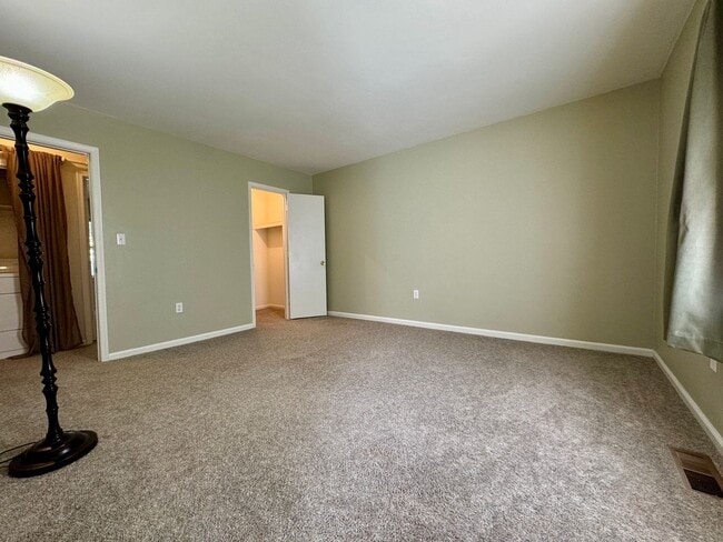 Building Photo - Comfortable Townhome in a Haymarket Square Community