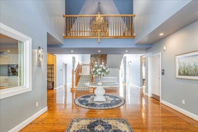 Building Photo - 404 River View Ln